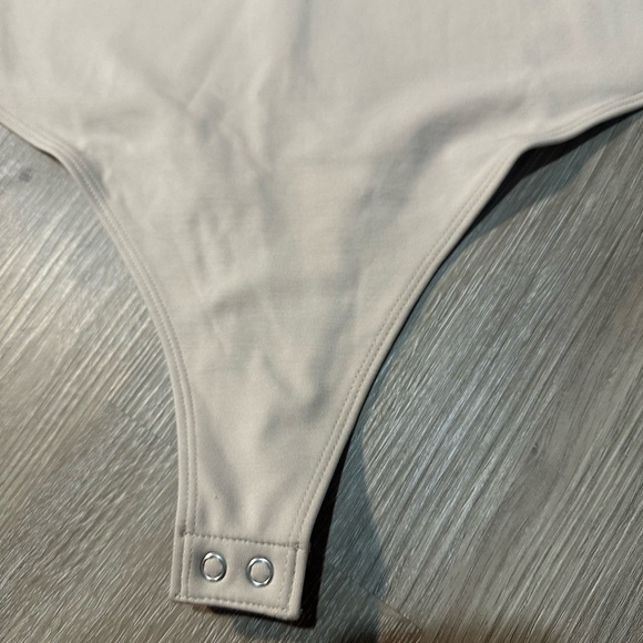 NWT Banana Republic Light Tan Bodysuit size L 😻 - Picture 4 of 7